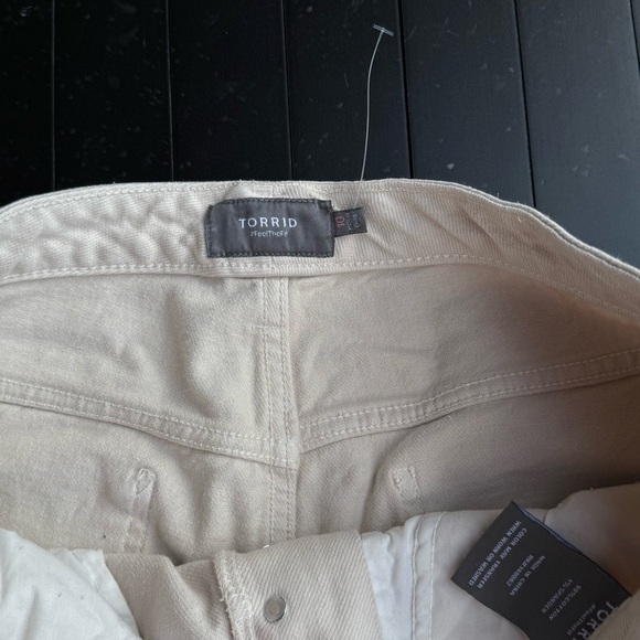 Torrid Cream Jean Shorts Distressed Button fly Denim Shorts  size 10 - Picture 5 of 9